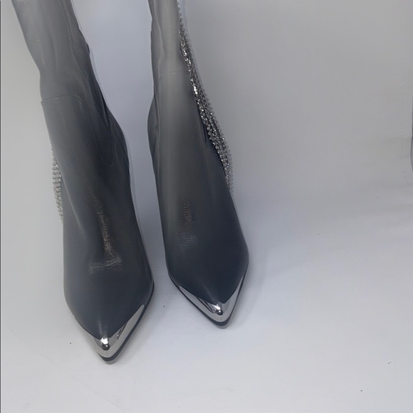 NEW DANIEL DIAMOND Elegant Black Heeled Boots with Silver Chain Detail - Picture 6 of 7
